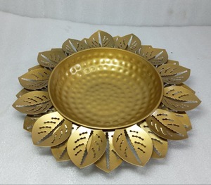 Meilleure vente en laiton métal grand bol martelé Diwali décoration Urli avec feuille Design décoration personnalisée disponible - Product Image 1