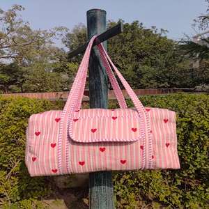 Sac de voyage week-end matelassé à motif floral, grande capacité, personnalisable pour femme, avec fermeture éclair et monogramme, idéal pour le rangement des bagages. - Product Image 4