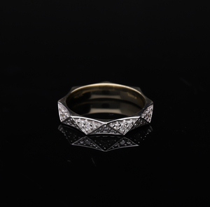 แหวนทอง14K รูปทรงเรขาคณิตพร้อม0.27CTW เพชรกลมธรรมชาติในการตั้งค่าสามเหลี่ยมสำหรับผู้หญิง | การออกแบบที่ทันสมัย - Product Image 1