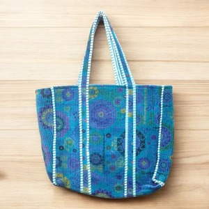 Bolso Tote de Moda Bohemia Vintage Ligero de Terciopelo Le Souvenirs con Bolsillos Interiores y Cierre de Cremallera - Diseño Indio Azul Sujaani para - Product Image 1
