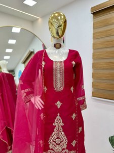 Último diseñador de telas de Georgette de diamantes, trabajo de bordado de secuencia para la colección de ropa tradicional de mujeres indias paquistaníes - Product Image 4