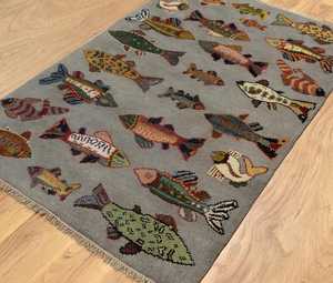 Alfombra de pescado de lana hecha a mano | Alfombra de tema náutico de terracota | Diseño marino de arte popular | Estera de área de decoración costera para el hogar Trc_9064 - Product Image 2