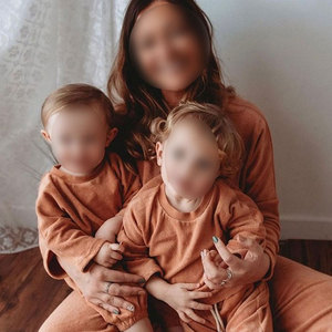 Ensemble sweatshirt et pantalon en éponge brodée personnalisée bébé fils et maman tenues familiales assorties survêtements décontractés unisexe - Product Image 1