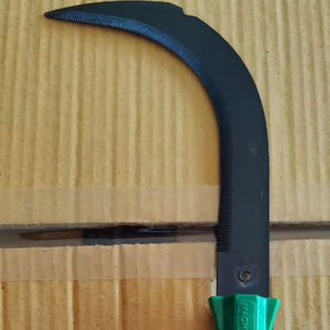 Herramientas Agrícolas y de Jardinería de Alta Calidad, Hoz para Césped con Piedra de Afilar, Hoja de 11 Pulgadas, Mango de Madera y Plástico, Recubrimiento de Zinc, Óxido Negro, 110 g - Product Image 1