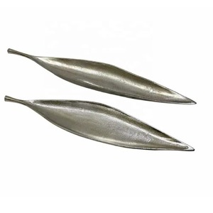 La superficie reflectante de un plato de metal captura la luz de forma hermosa, creando un centro de mesa cautivador para las cenas. - Product Image 5