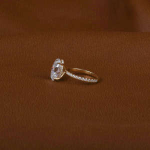 Anillo de compromiso de diamante cultivado en laboratorio de corte ovalado de 3,0 quilates con glamurosos acentos de oro amarillo de 18 quilates piedras de corte lateral chapadas en oro - Product Image 2