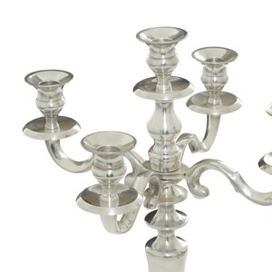 El candelabro de mesa de aluminio es un artículo decorativo Diseñado para sostener múltiples velas, candelabros de cinco brazos de metal plateado, pieza central - Product Image 3