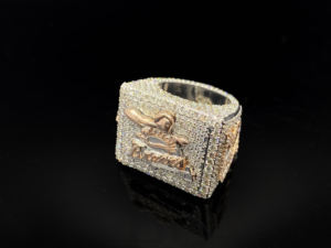 Anillo de banda ancha unisex de lujo con moissanita engastada de 0.5 quilates en plata con engaste de púas - Product Image 2