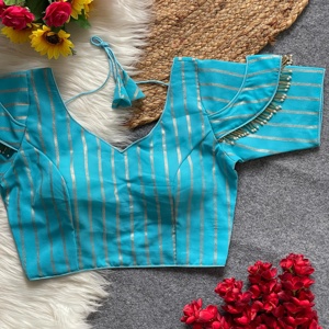 Blusa estilo cuello en V con hermoso trabajo de tubería Materiales de blusa Georgette espalda de seda abierta con manga de pasta de corte única - Product Image 2