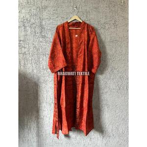 Kimono de Seda Vintage Hecho a Mano en India para Mujer, Bata Suave y Térmica para la Playa, Fiesta, Ropa de Dormir y Regalos - Product Image 1