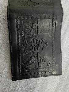 Portefeuille homme en cuir véritable noir fait main - Porte-monnaie court entièrement embossé style pharaonique égyptien - Product Image 6