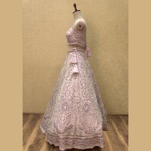 Elegante Lehenga en color cebolla con intrincado hilo brillante diamante y espejo mano tocando para ocasiones especiales de la India - Product Image 5