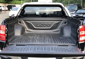 Camioneta Mitsubishi L200 Ultimate 2.4 AT 4x4 Doble Cabina Gasolina/Diésel LHD/RHD Usada Premium 2018-2022 en Venta, Exportación a Todo el Mundo - Product Image 3