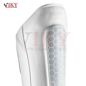 Qualité supérieure nouvel arrivage Logo personnalisé imprimé à la main meilleur fournisseur protège-tibia et cou-de-pied par Viky Industries - Product Image 5