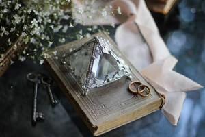Caja de anillo de cristal con forma de pirámide, organizador de joyas hecho con vidrio y Marco de pulido de oro de Metal para compromiso de boda de cumpleaños - Product Image 2