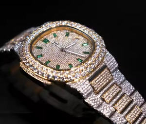 Reloj de Lujo con Moissanita Verde VVS en Corte Baguette, Hecho a Mano, Completamente Engastado, Estilo Hip Hop, Movimiento Automático de Cuarzo, Deportivo/Moderno - Product Image 2