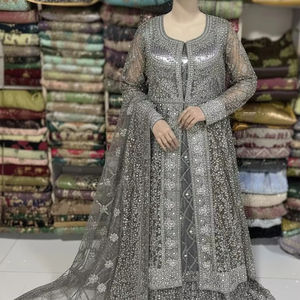 Robe de mariée maxi prête à porter, travail lourd, dos et devant identiques, magnifique broderie zari, travail de perles et de miroirs, et pochette - Product Image 1