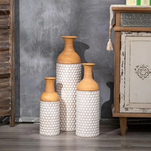 Vase Simple noir avec détails en or parfait pour le bureau d'étude de la chambre salon salon et cadeau créatif ou utilisation décorative - Product Image 2