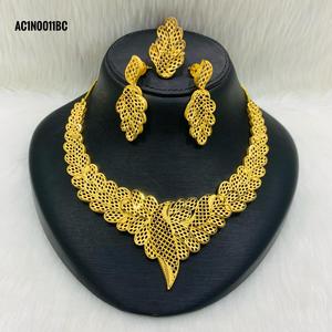 Chaîne de boîte de collier courte en laiton plaqué or au meilleur prix Design floral classique pour des ajouts élégants aux fêtes et aux mariages - Product Image 1