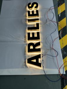 Segnaletica personalizzata per negozio all'aperto a LED per tabacco e alcol. Segnali LED acrilici in acciaio inox retroilluminati 3D. Lettere canale in metallo acrilico - Product Image 5