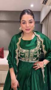 Un lujoso vestido de fiesta de seda chinon de diseñador con koti y dupatta adornados, perfecto para eventos festivos de damas elegantes. - Product Image 5