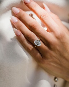 แหวนเพชรโมอิสทรงรีตัดขนาด10x7มม. สำหรับประดับทองสี่ง่ามแบบคลาสสิก | เครื่องประดับชั้นดีสำหรับงานแต่งงานของเจ้าสาว - Product Image 2