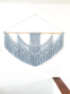 Art mural en macramé bleu clair élégant avec un design géométrique en nœuds et des franges pour la chambre à coucher, le couloir et la décoration moderne de la maison - Product Image 6