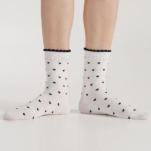 Chaussettes en coton tricoté respirantes pour femmes - Motif cœur rouge blanc noir Design à volants Chaussettes coréennes à usage quotidien - Product Image 5