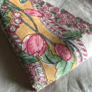 ผ้าฝ้ายพิมพ์ลายด้วยมือ ลายดอกไม้สีเหลืองมัสตาร์ด พร้อมลายเถาวัลย์ แต่งด้วยสีชมพูและสีเขียว |   สิ่งทอพื้นเมืองอินเดีย - Product Image 3