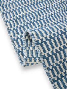 Alfombra de lana pura lujosamente suave en patrón Ikat moderno y elegantes tonos azules Laura antideslizantes para refrescar la calma en los espacios habitables - Product Image 2
