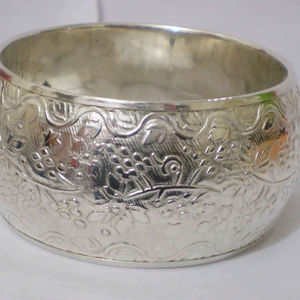 Bracelet en cuivre plaqué argent gravé de fleurs de haute qualité pour femmes, motif botanique élégant, large bracelet en métal artisanal - Product Image 1