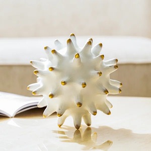 Objet de table blanc élégant, sculpture, sophistication moderne, charme artistique, accent décoratif pour les intérieurs contemporains - Product Image 1