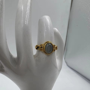 Anillo delicado chapado en oro de latón de estilo clásico al mejor precio para mujer, hipoalergénico y resistente al deslustre para bodas y fiestas - Product Image 1