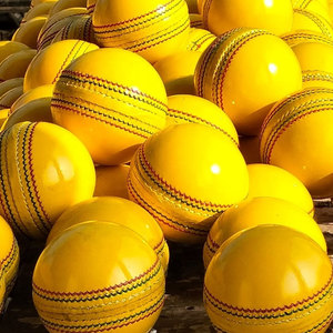 Tailles de balle d'entraînement de cricket en cuir jaune sur mesure pour les matchs de sport fabriqués au Pakistan - Product Image 4