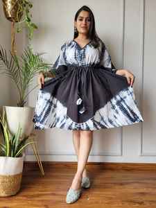 Robe caftan à imprimé ethnique et col en V en coton sur mesure avec cordon de serrage à la taille adaptée aux clients de la boutique et aux revendeurs de vêtements - Product Image 4