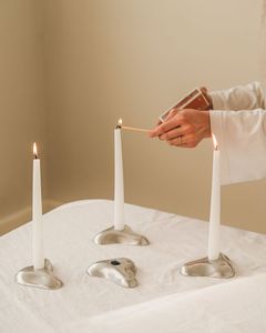 Bougeoir en métal durable avec base robuste offrant une stabilité de sécurité et une utilisation décorative durable à la maison - Product Image 2