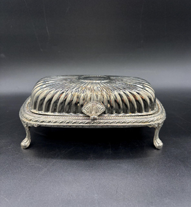 Beurrier cannelé antique, argent, design à pieds, dôme cannelé, garniture décorative, orné, vintage. - Product Image 1