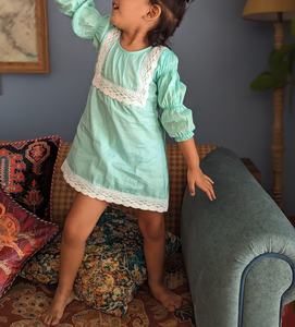 Robe de plage pour filles en coton avec dentelle brodée, manches bouffantes, coupe trapèze, mini, couleur unie, col rond, style mignon - Product Image 3
