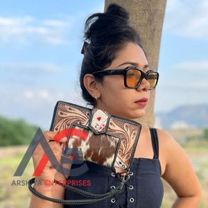 Nouveau Western élégant cuir de vachette usiné fourrure cuir bracelets embrayages femmes conçu sac à main vente chaude en cuir usiné portefeuilles uniques - Product Image 1