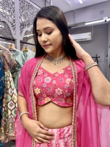 Diseñador de calidad de exportación Seda Georgette Lehenga Choli para mujer Ropa nupcial y festiva con detalles hechos a mano para precio de exportación - Product Image 3