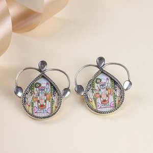 Juego de Collar y Pendientes de Plata de Ley 92.5 con Forma Hexagonal, Diseño Hastakala Pichwai, Pintado a Mano, Joyería Cultural Coleccionable - Product Image 3