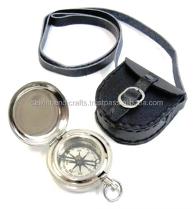 Pendentif boussole de poche en laiton nautique antique avec étui en cuir coulée en métal et gravure par Calvin Handicraft - Product Image 6