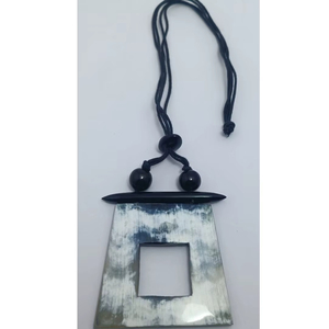 Colgante de cuerno de toro hecho a mano, joyería de inspiración Tribal tradicional para mujeres modernas - Product Image 1