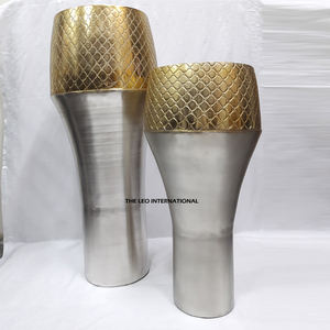 Pots et jardinières en métal élégants de qualité supérieure, dorés, pour la décoration intérieure/extérieure, design luxueux pour les jardins - Product Image 3