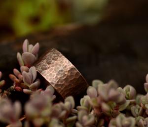 Bague empilable en cuivre, bague en métal texturé, bague unisexe en cuivre, cadeau pour elle, cadeau pour lui, bijoux en cuivre brut, bague moderne rustique - Product Image 1