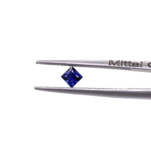 Saphir bleu naturel non traité, carrés taillés princesse calibrés de 3 mm et 3,5 mm avec pierre précieuse ovale de 8 mm de hauteur - Product Image 2