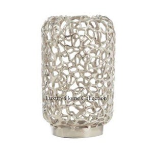 Nuevo jarrón de metal Diseño completamente perforado Fundido Hecho de aluminio Color plata Bien pulido con base resistente Soporte de flores y macetas - Product Image 1