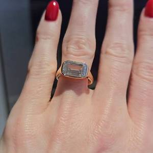 Bague de fiançailles en diamant de laboratoire taille émeraude, sertie en clos est-ouest, certifiée IGI, pour femme - Product Image 3