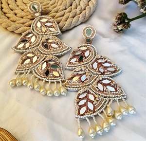 Boucles d'oreilles florales en perles jaune-blanc, boucles d'oreilles multi-perles personnalisées, bijoux de fête pour femmes au meilleur prix, boucles d'oreilles en perles - Product Image 3