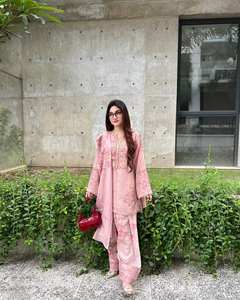 Ensemble haut et pantalon à imprimé rayonne de qualité supérieure pour un usage quotidien et décontracté Collection indienne et pakistanaise Robes élégantes - Product Image 2